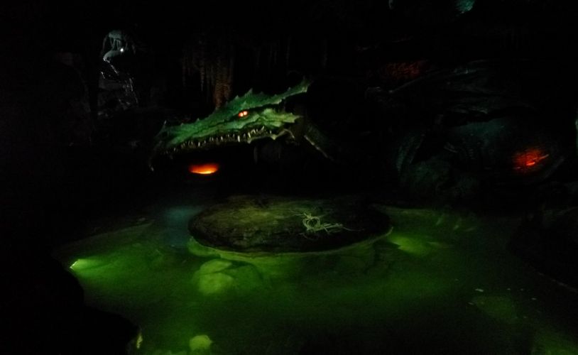 caverne dragon disneyland paris