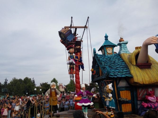 parade disneyland paris pinocchio