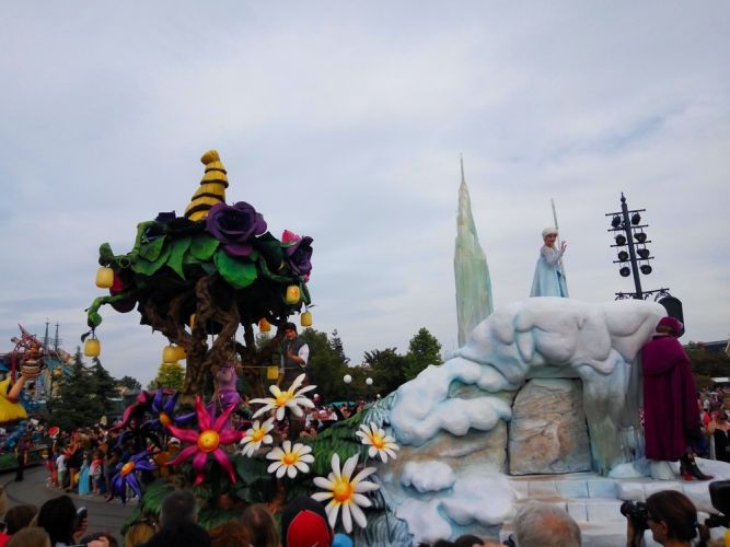 parade disneyland paris reine des neiges