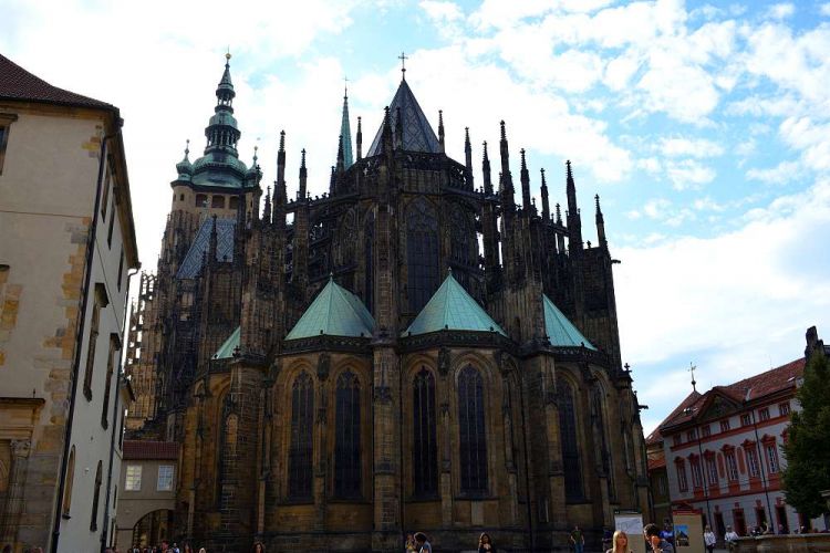 exterieur-cathedrale-saint-guy-arriere