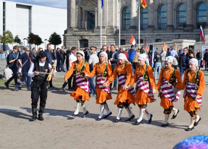 spectacle-german-unity-day-reischtag