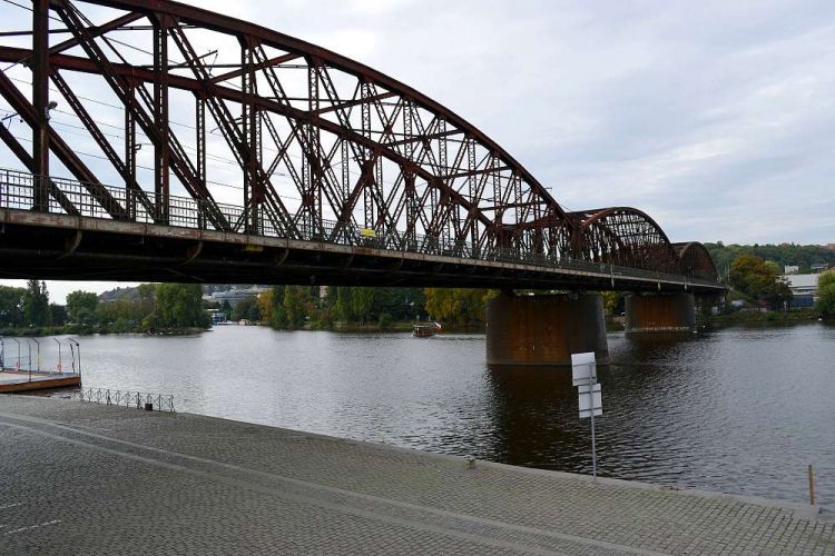 vieux-pont-train-prague