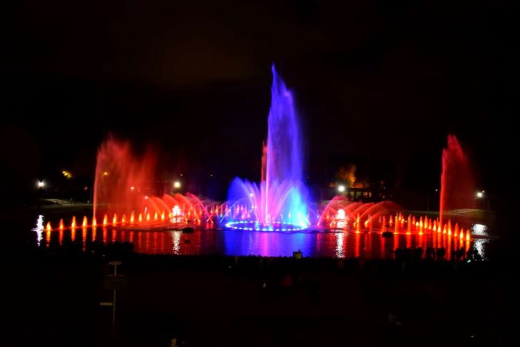 spectacle-fontaine-halle-du-centenaire