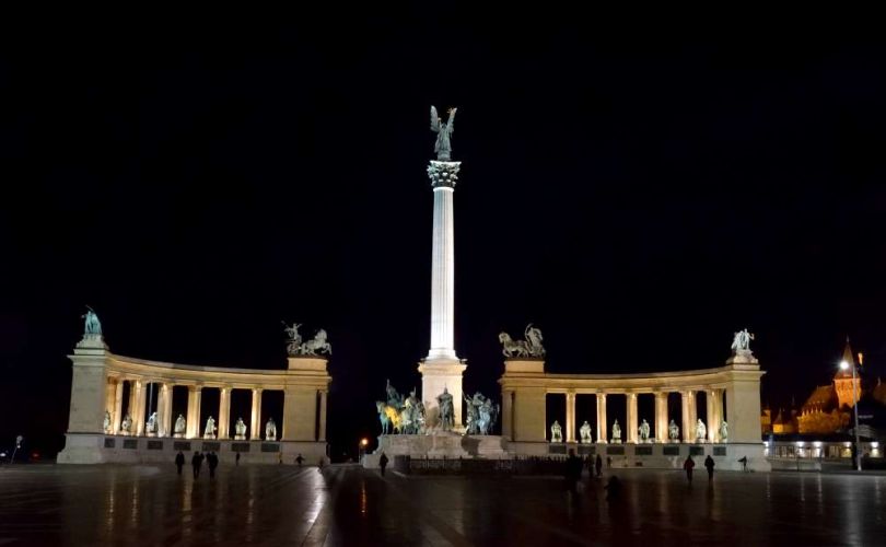 monument-du-millenaire-nuit