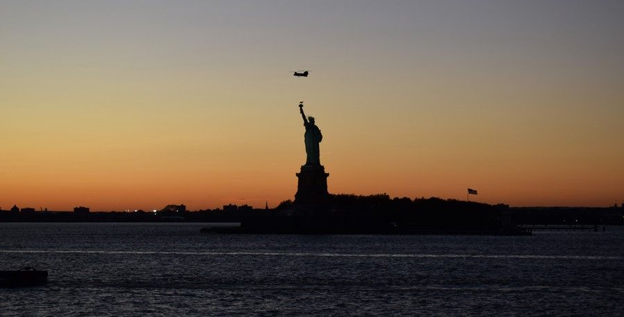 statue de la liberte coucher de soleil