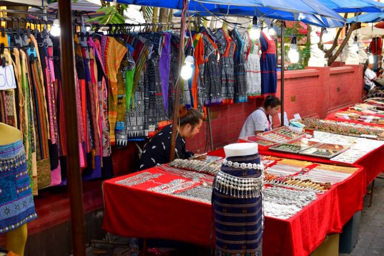 marche du dimanche chiang mai