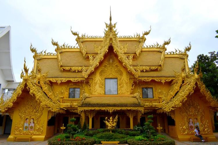 toilettes Wat Rong Khun